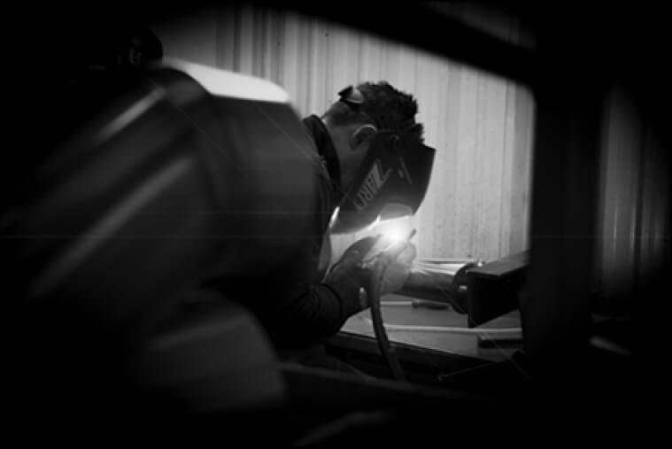 Ein Arbeiter bei Zard-Auspuff fertigt in einer Werkstatt ein neues Zard-Kit an.